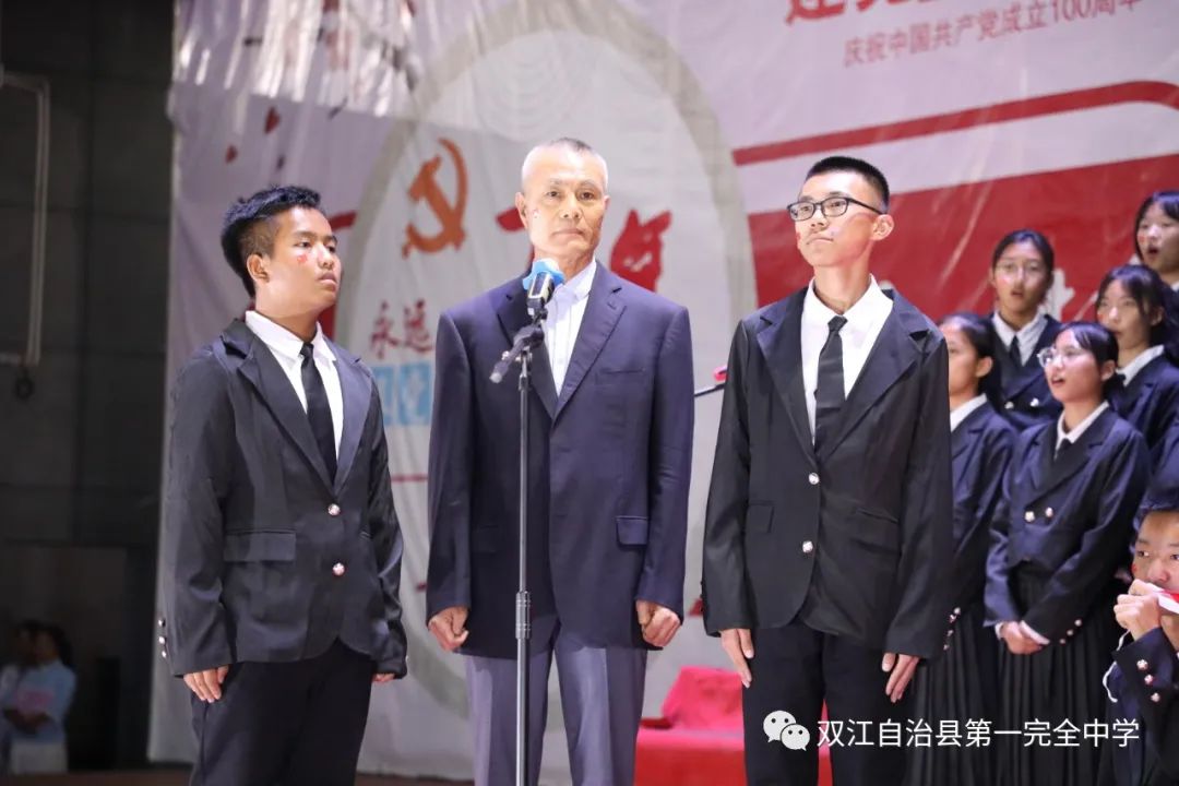 双江自治县第一完全中学高一年级举办了“庆百年盛典，促民族团结”朗诵比赛。(图12)