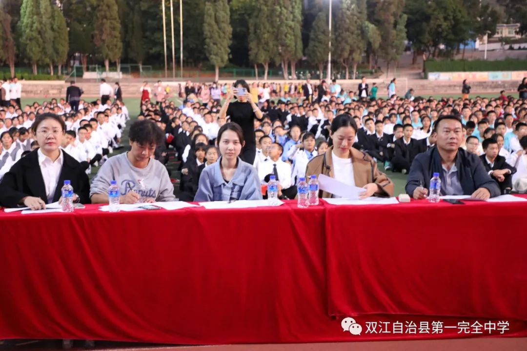 双江自治县第一完全中学高一年级举办了“庆百年盛典，促民族团结”朗诵比赛。(图1)